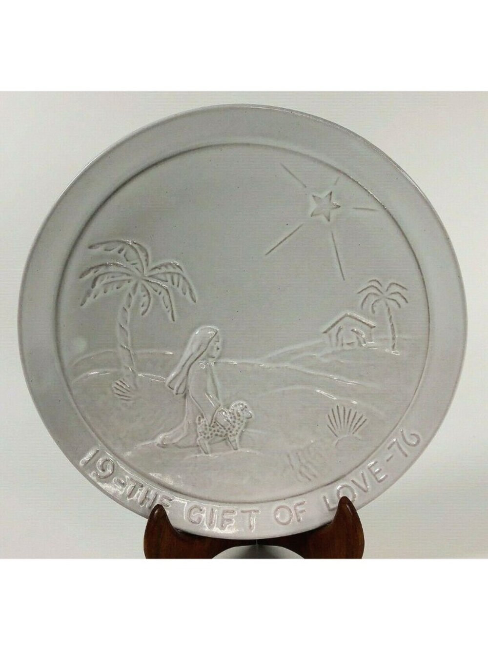 1976 FRANKOMA POTTERY CHRISTMAS PLATE - THE GIFT OF LOVE